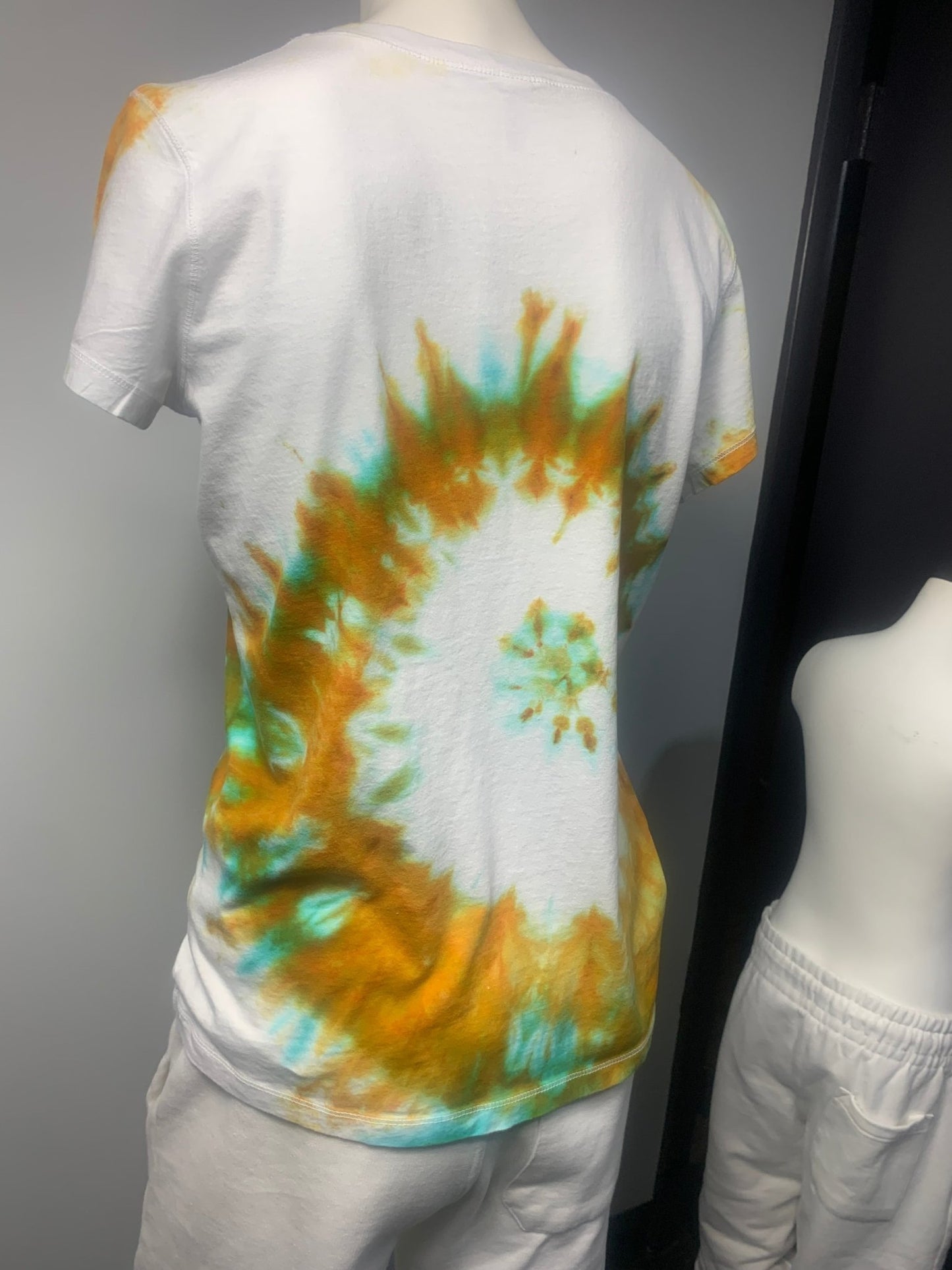207 Women's V - NECK XL Hibiscus Swirl Shirt - Merlscreations