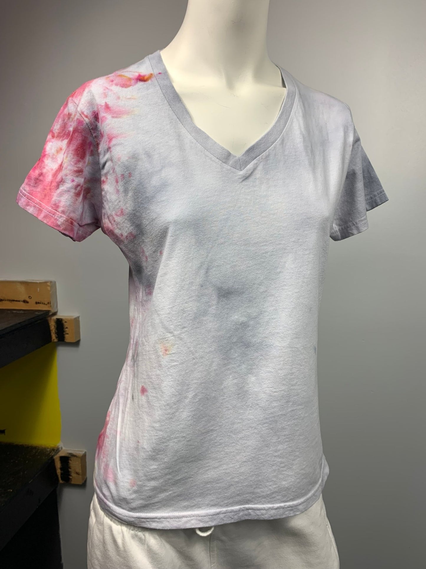 261 Medium V-Neck Razzle Dazzle Grey