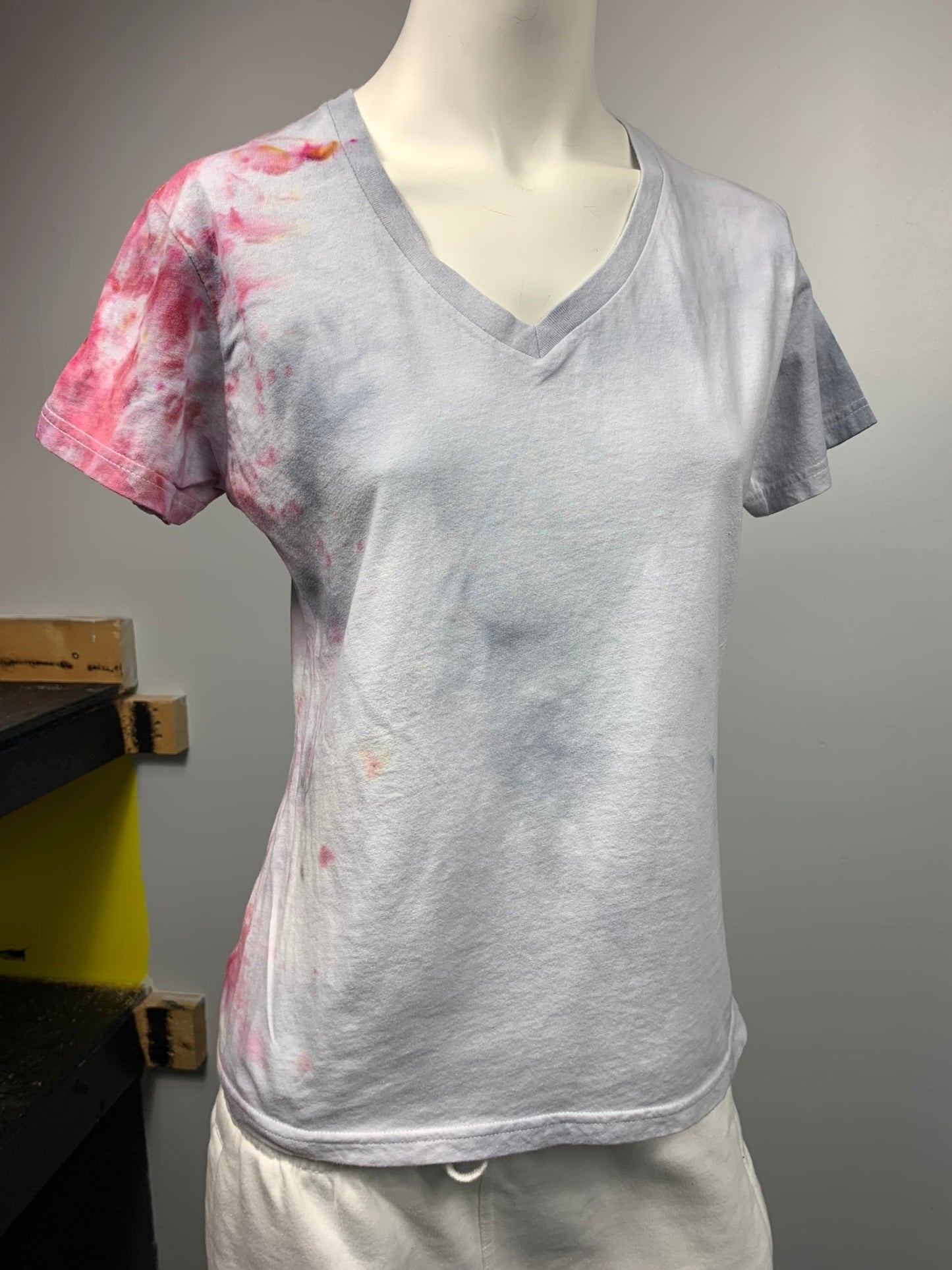 261 Medium V-Neck Razzle Dazzle Grey