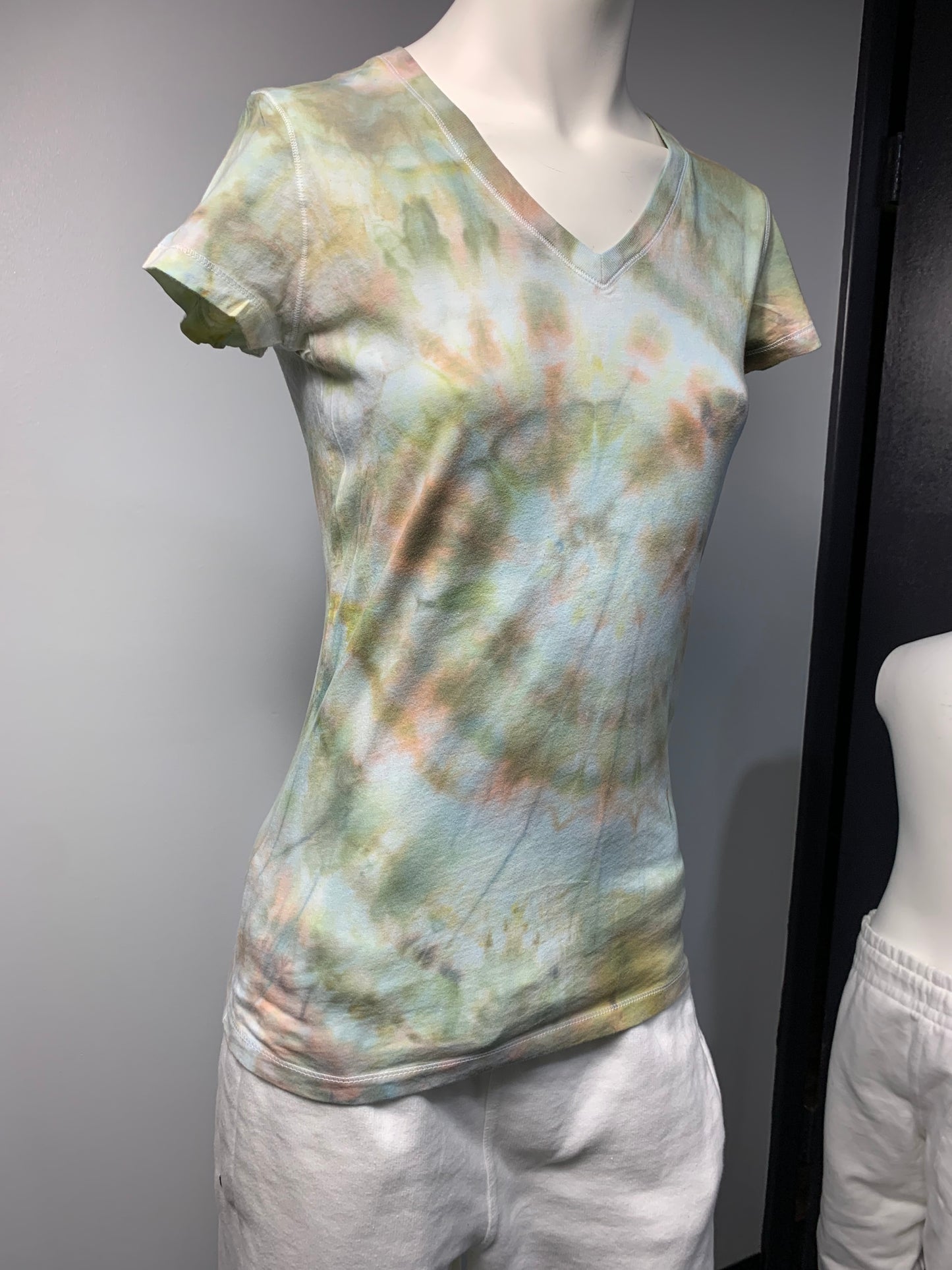 211 Women's SMALL  V-Neck