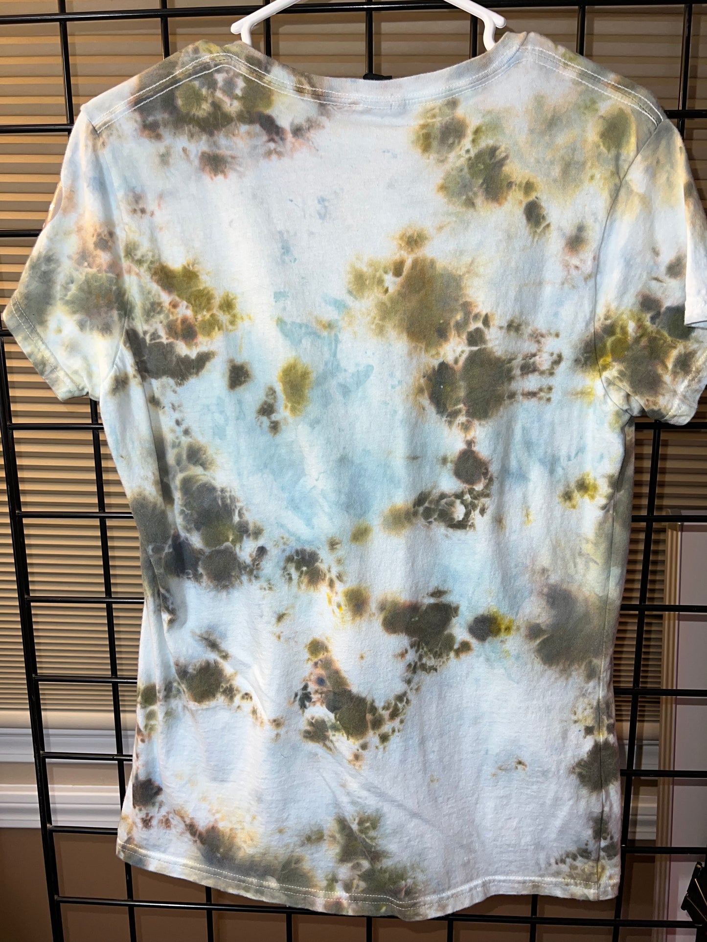 601 Large Earthy White Women's V-Neck
